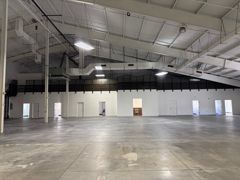 More Photos Of 12180 Metro Pky, Fort Myers Distribution For Lease
