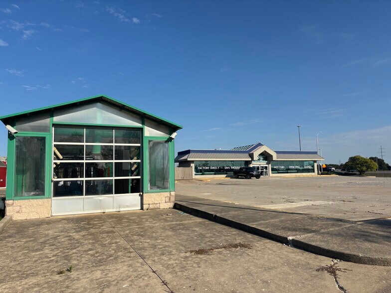 More Photos Of 2929 E Dupont Rd, Fort Wayne Freestanding For Sale