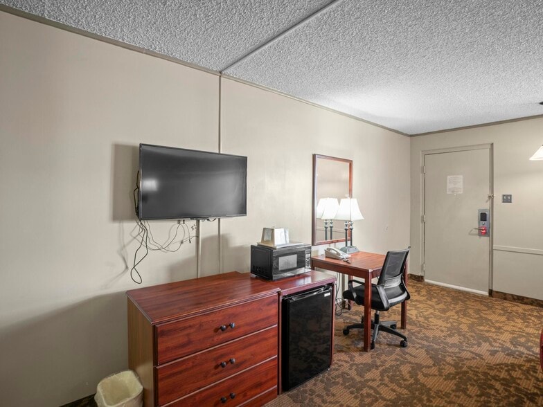 More Photos Of 1225 S State St, Salina Hotel For Sale