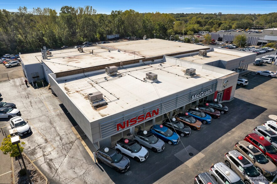 More Photos Of 945 E Chicago St, Elgin Auto Dealership For Sale