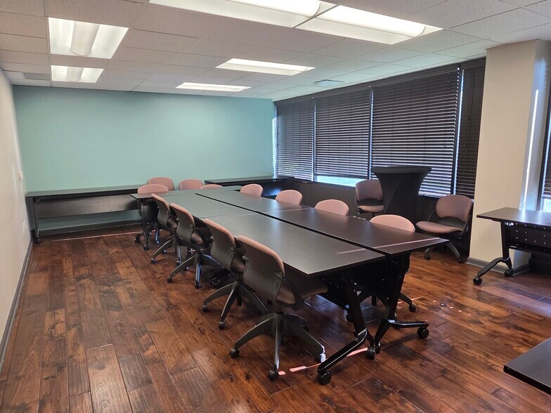 More Photos Of 6610 N Shadeland Ave, Indianapolis Office For Sale