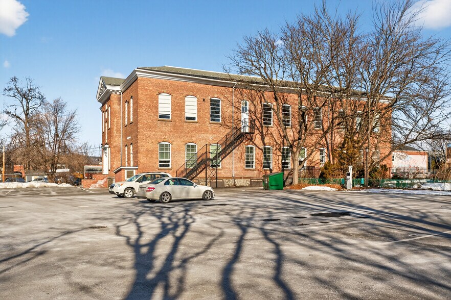 More Photos Of 61 Crown St, Kingston Office For Lease