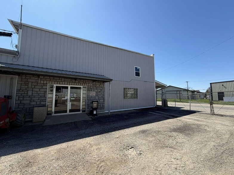 Primary Photo Of 130 N Cedar St, Newark Flex For Lease