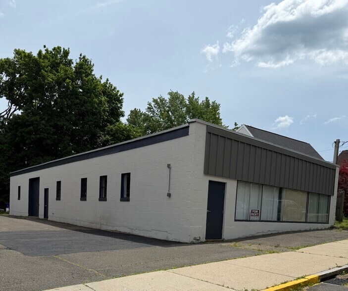 More Photos Of 12 Pease Ave, Middletown Showroom For Lease