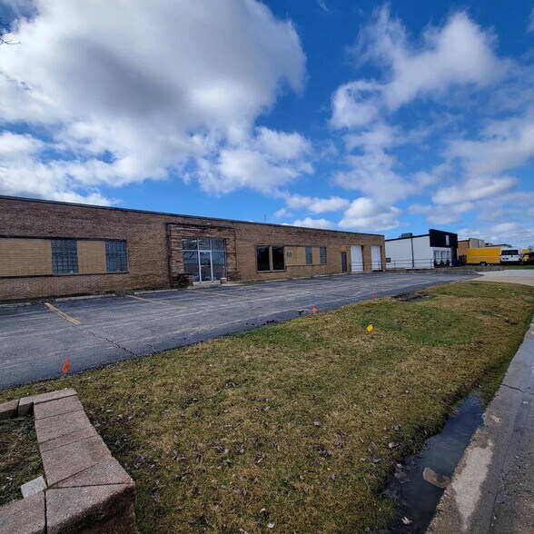More Photos Of 301 W Interstate Rd, Addison Warehouse For Lease