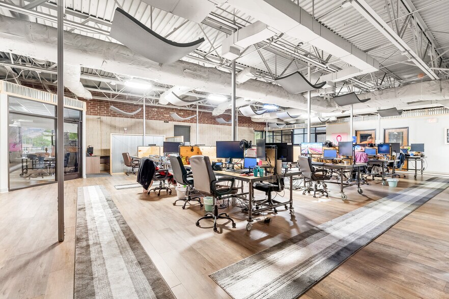 More Photos Of 508 S Lexington Ave, Burlington Office For Sale