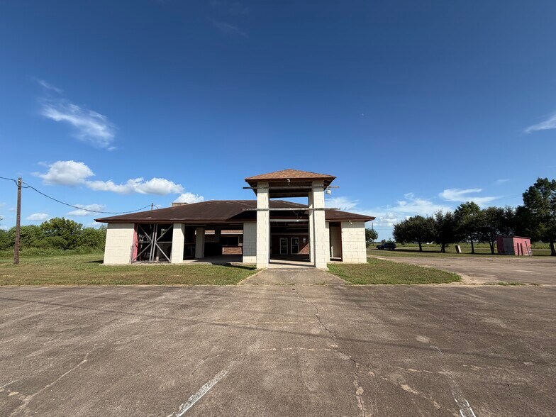 More Photos Of 111 County Road 227, East Bernard Freestanding For Lease