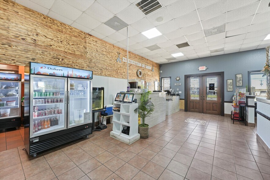 More Photos Of 918 W Plantation Dr, Clute Restaurant For Sale