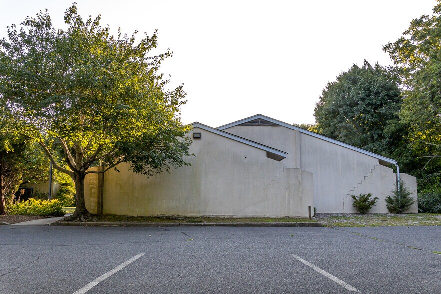 More Photos Of 446 Edwards Ave, Calverton Flex For Lease