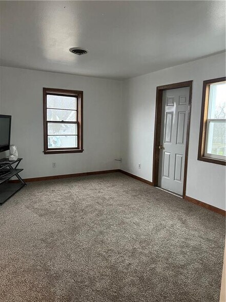 More Photos Of 416 Putnam St, Eau Claire Supermarket For Sale