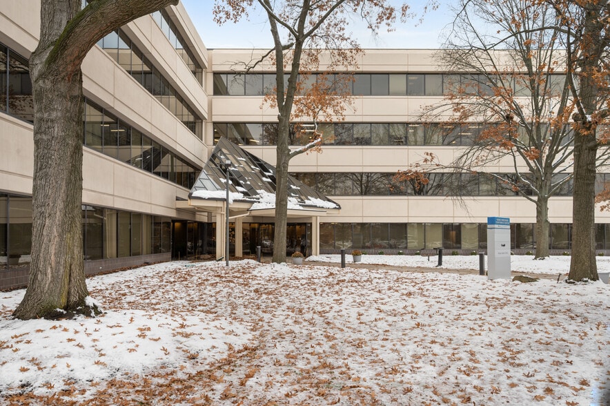 More Photos Of 24950-25000 Country Club Blvd, North Olmsted Unknown For Lease