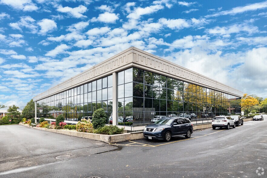 Primary Photo Of 600 Northern Blvd, Great Neck Medical For Lease