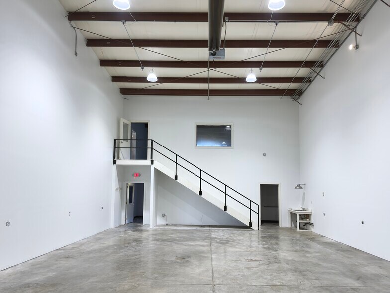 More Photos Of 1019 Rail Dr, Woodstock Warehouse For Lease