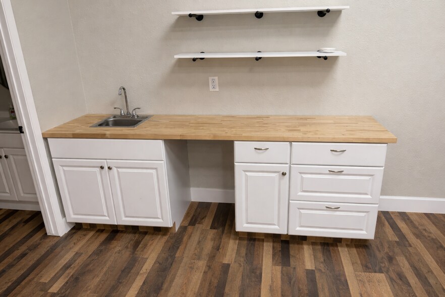 More Photos Of 15602 Northwest Blvd, Robstown Unknown For Lease