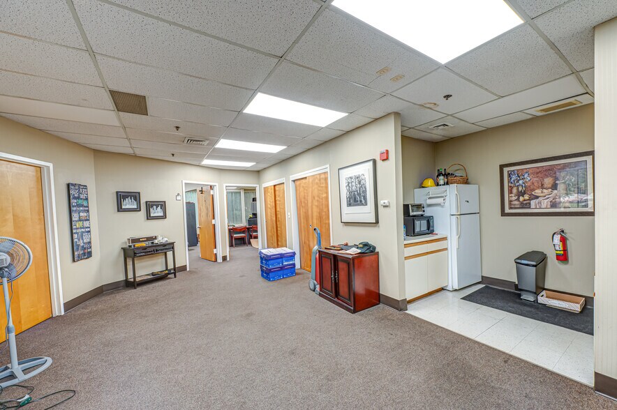 More Photos Of 30 Crossways E, Bohemia Manufacturing For Lease