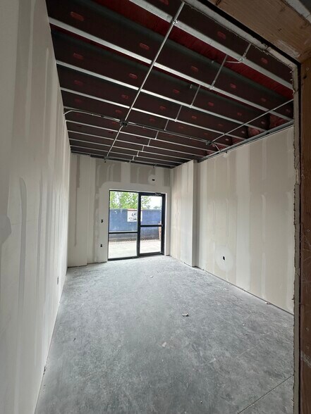 More Photos Of 296 S Barrington Rd, Tontitown Showroom For Lease