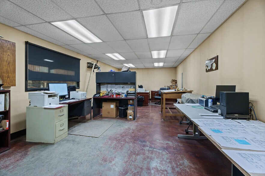 More Photos Of 3917 Clovis Rd, Lubbock Warehouse For Lease