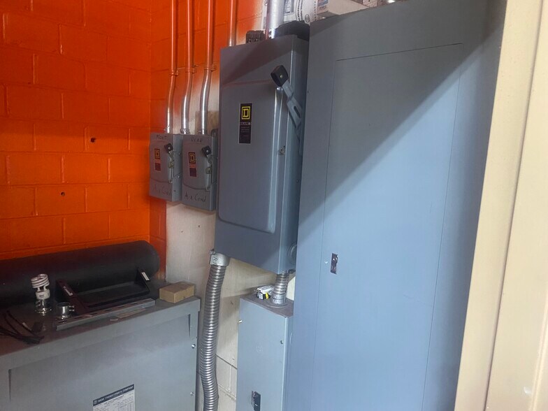 More Photos Of 2001 Saint Louis Ave, Fort Worth Warehouse For Lease