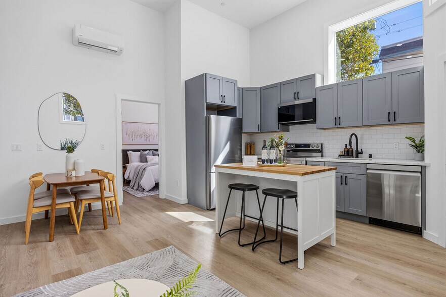 More Photos Of 2730 23rd St, San Francisco Showroom For Sale