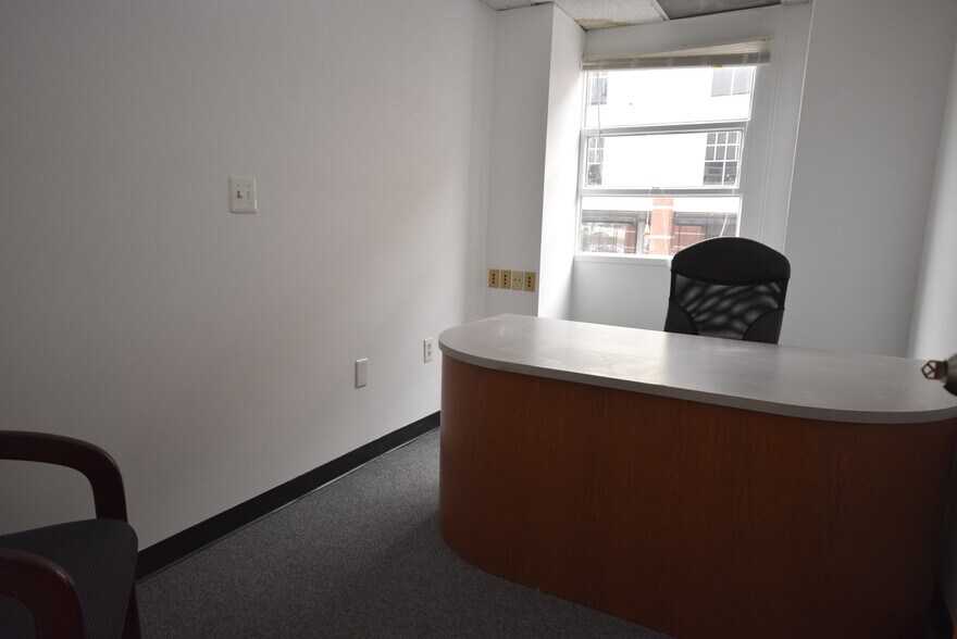 More Photos Of 1340 Old Chain Bridge Rd, McLean Office For Lease
