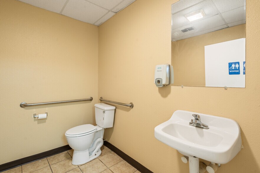 More Photos Of 300-310 Margaret Ln, Del Rio Medical For Lease