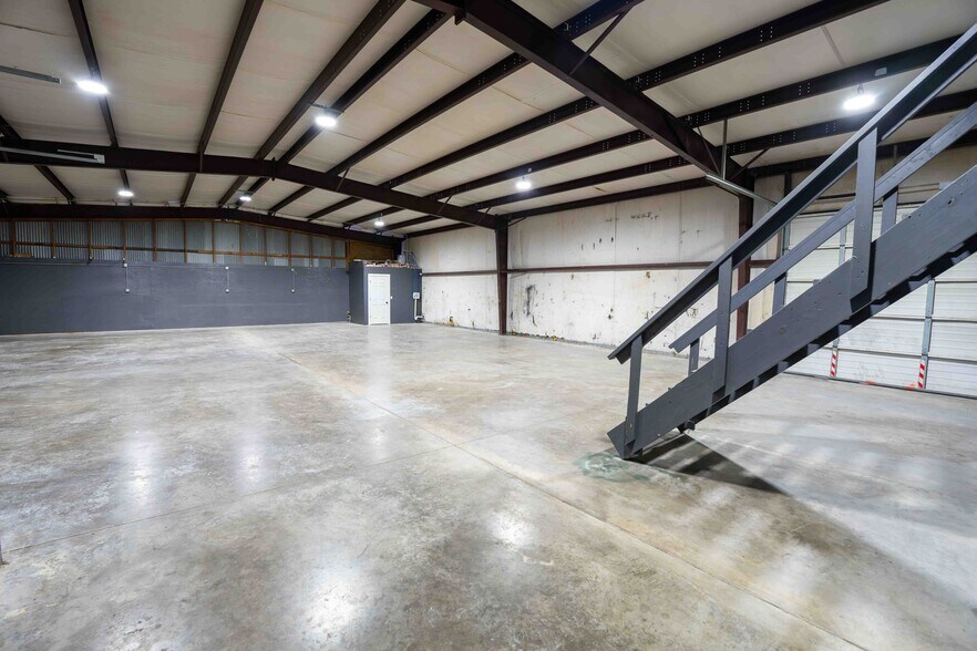 More Photos Of 220 Ken Dr, Sherman Warehouse For Lease