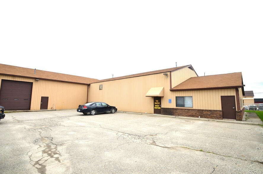 Primary Photo Of 5684 E Highland Rd, Howell Warehouse For Lease
