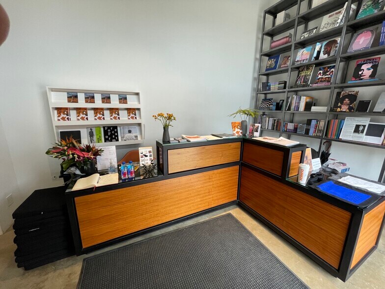 More Photos Of 219 N Elizabeth St, Chicago Showroom For Sale