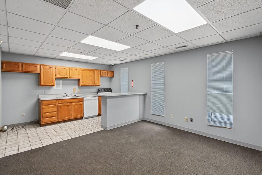 More Photos Of 2150 Milton ave, Des Moines Industrial For Sale