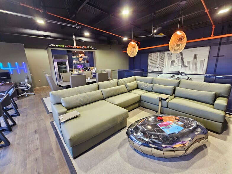 More Photos Of 104 E Speed Way, Pontiac Parking Garage For Sale