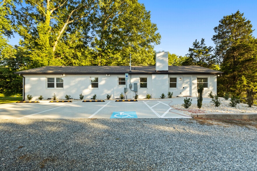 More Photos Of 679 Oakridge Farm Hwy, Mooresville Office For Sale