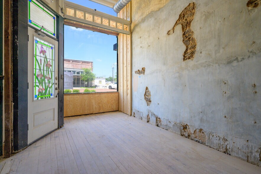 More Photos Of 120 W Main St, Denison Storefront Retail Office For Lease
