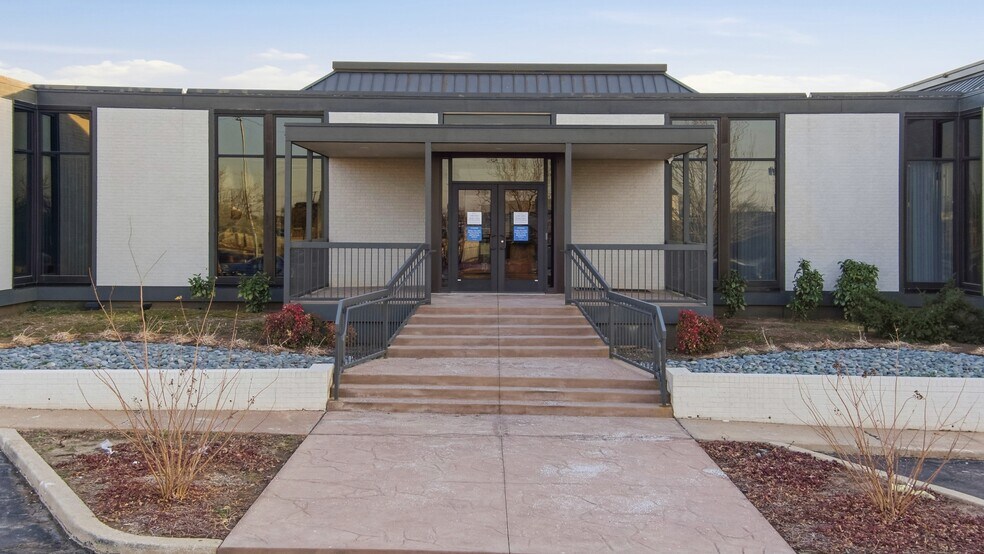 More Photos Of 390 NE 36th St, Oklahoma City Office For Sale
