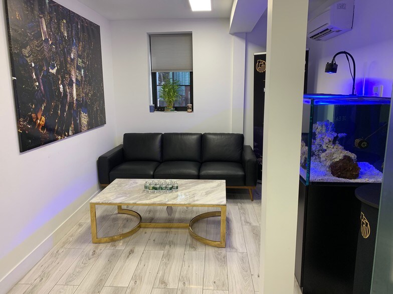 More Photos Of 13531 Kew Gardens Rd, Richmond Hill Office For Sale