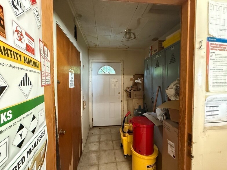 More Photos Of 529 Old County Rd, Westport Post Office For Sale