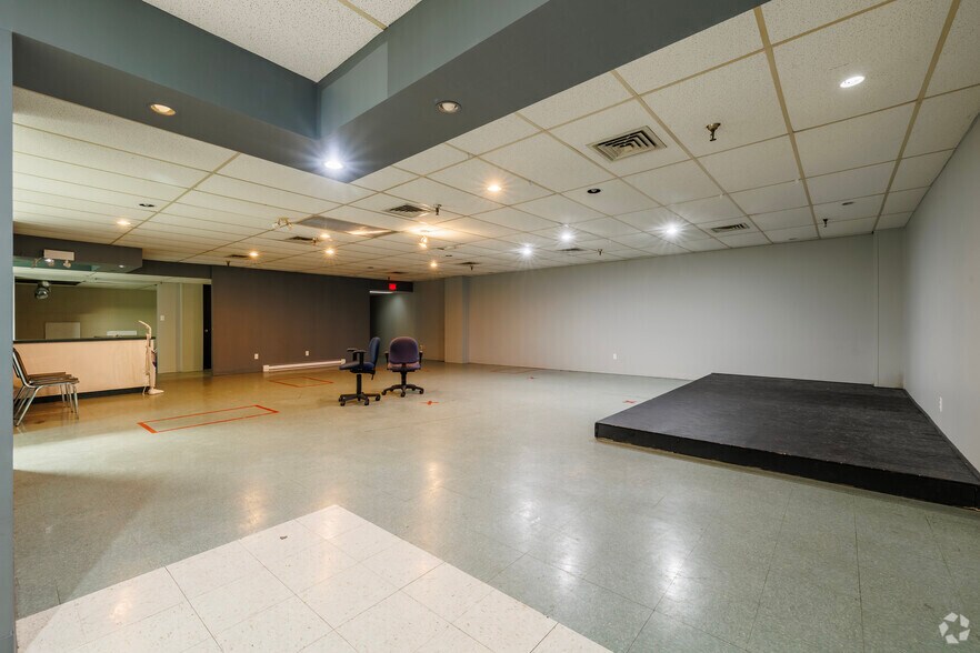 More Photos Of 2325 Rue Dandurand, Montréal Warehouse For Lease