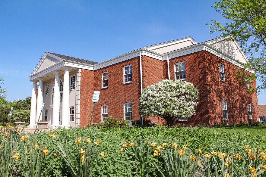 More Photos Of 450 E Higgins Rd, Elk Grove Village Coworking Space