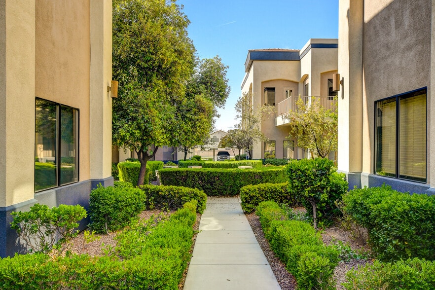More Photos Of 8867 W Flamingo Rd, Las Vegas Office For Sale