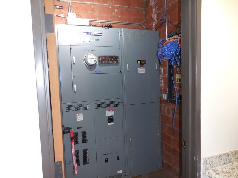 More Photos Of 1206-1210 W Jon St, Torrance Warehouse For Sale