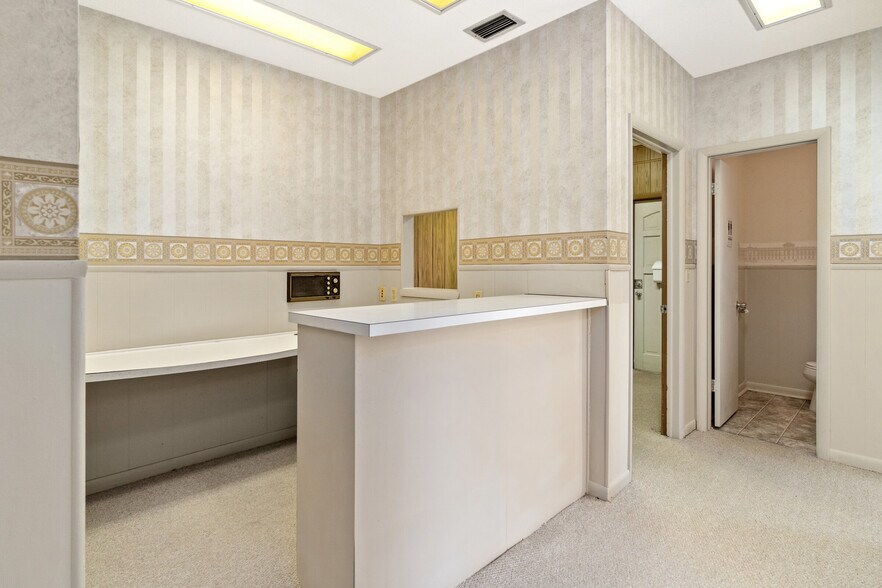 More Photos Of 300 S Line Ave, Inverness Medical For Sale