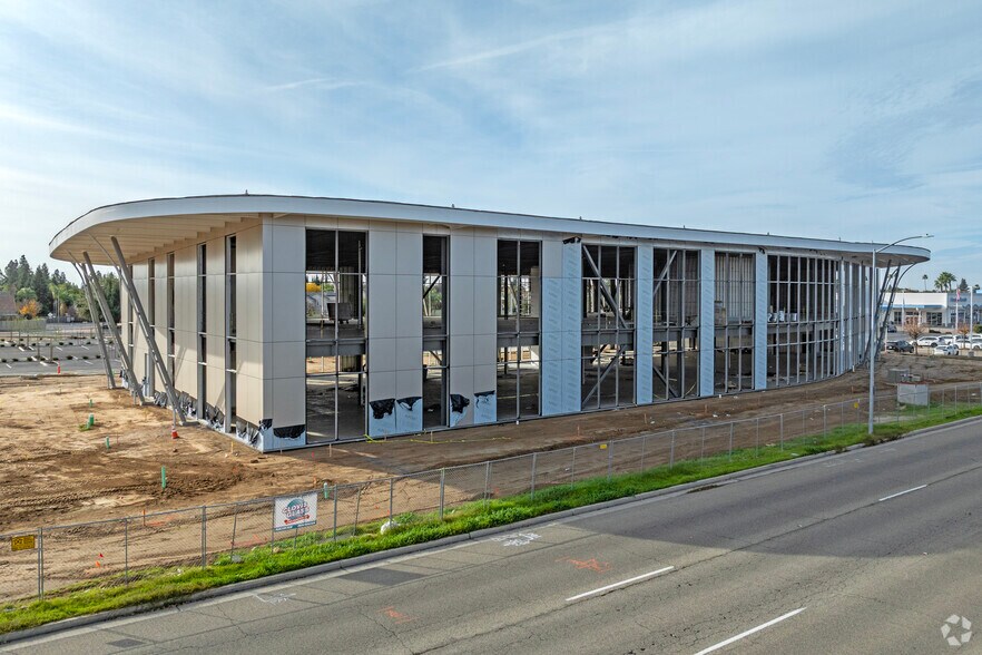 More Photos Of 700 W Herndon Ave, Clovis Unknown For Lease