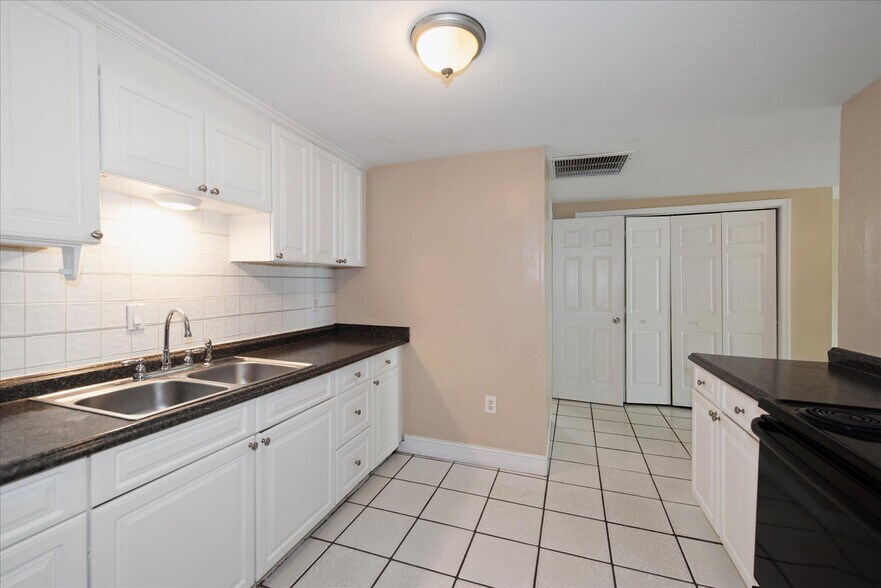 More Photos Of 1905 Oakley Ave, Fort Myers Apartments For Sale