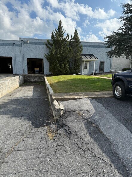More Photos Of 97-125 Ashmore Dr, Leola Warehouse For Lease
