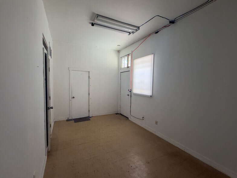 More Photos Of 1716-1718 Albion St, Los Angeles Auto Salvage Facility For Lease
