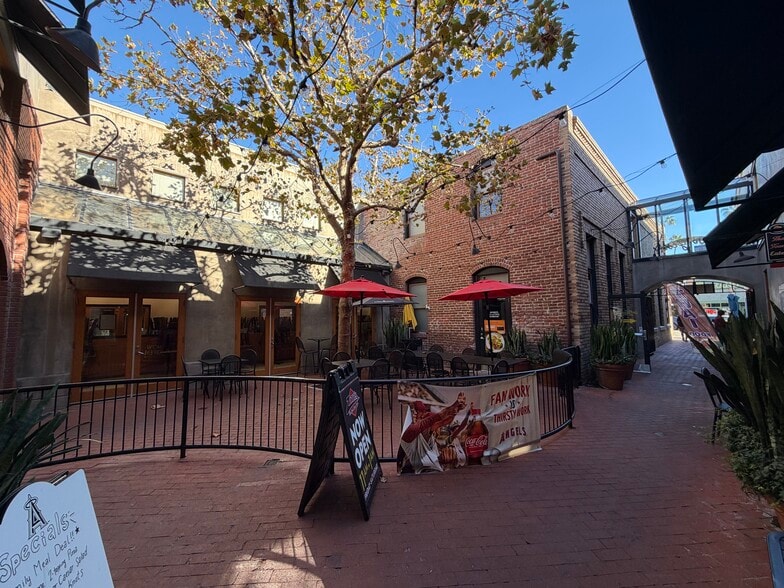 More Photos Of 152 N Glassell St, Orange Storefront Retail Office For Lease