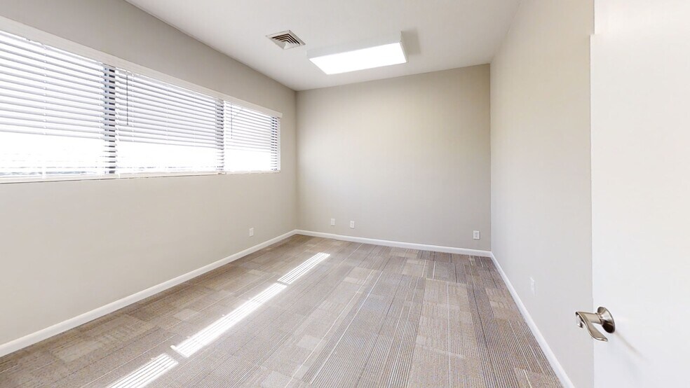 More Photos Of 2920 Edgewood Cir, Columbus Office For Lease