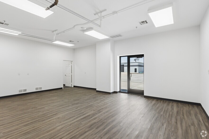 More Photos Of 1716 Shady Oaks Dr, Denton Warehouse For Lease