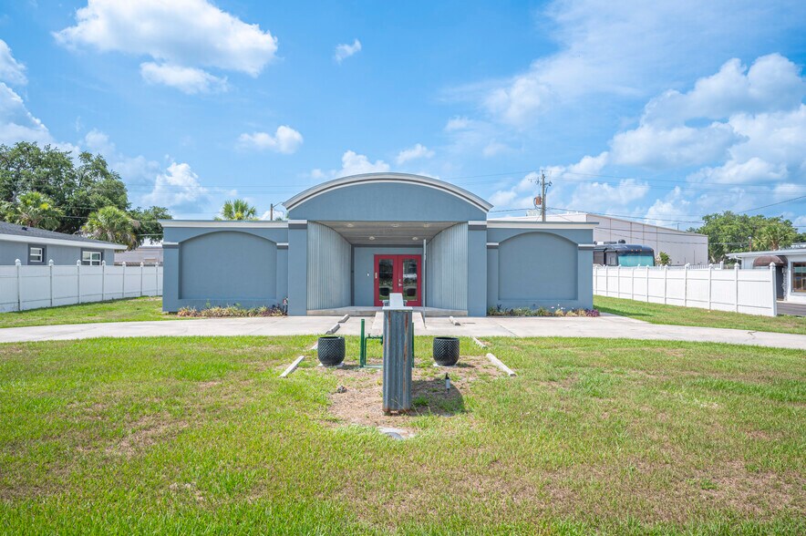 Primary Photo Of 304 Doris Dr, Lakeland Medical For Sale