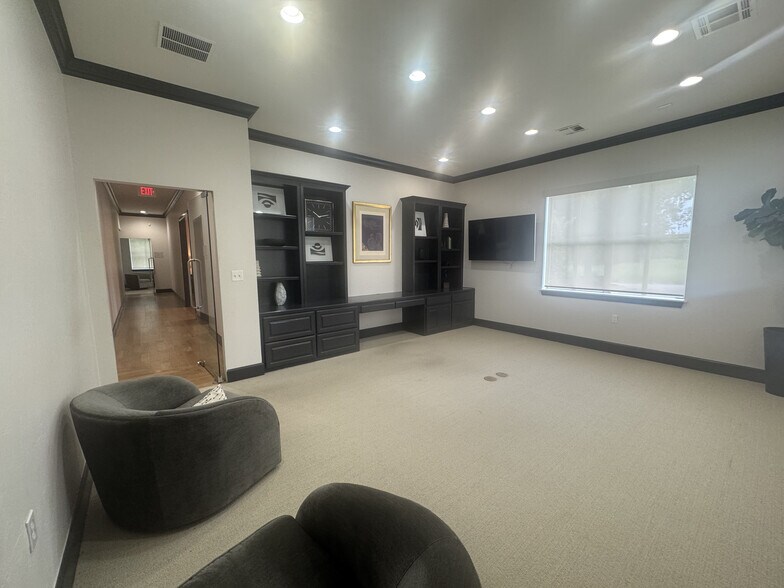 More Photos Of 7005 N Robinson Ave, Oklahoma City Office For Sale