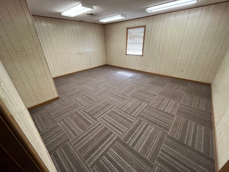 More Photos Of 2306 E Broadway St, Sweetwater Truck Terminal For Lease
